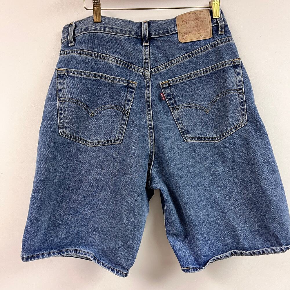 Vintage men's Levi's red tab 560 36 waist 11 in inseam blue denim dad shorts